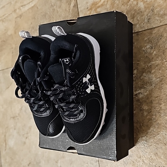 UNDER ARMOR Glyde Kids Cleats - Picture 3 of 6